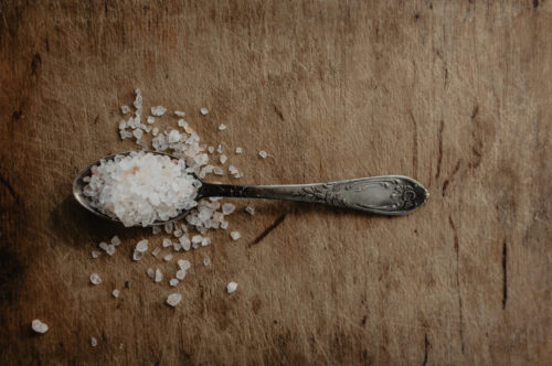 Picture of a spoon full of salt that's the opposite of how to eat less sodium.